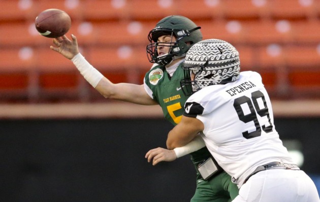 Edwardsville (Ill.) defensive end A.J. Epenesa drilled quarterback Connor Neville of Wilsonville (Ore.) in the Polynesian Bowl on Saturday night. Photo by Jamm Aquino/Star-Advertiser.