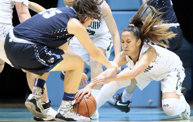 Mid-Pacific guard Harley Simon wrestled the ball away from Kamehameha-Hawaii guard Jordyn Mantz in the Division II state final. Photo by Jamm Aquino/Star-Advertiser.