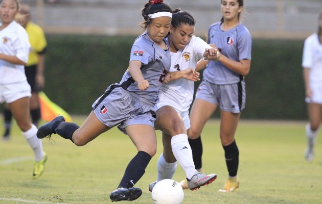 ‘Iolani's Kelsey Wong, left, fought for a ball in the girls soccer semifinals Friday. Cindy Ellen Russell / Honolulu Star-Advertiser.