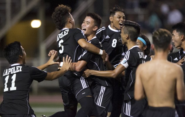 Kapolei celebrated its OIA championship win over Mililani which resulted in the Hurricanes earning the No. 1 seed in the state tournament. Photo by Cindy Ellen Russell/Star-Advertiser.