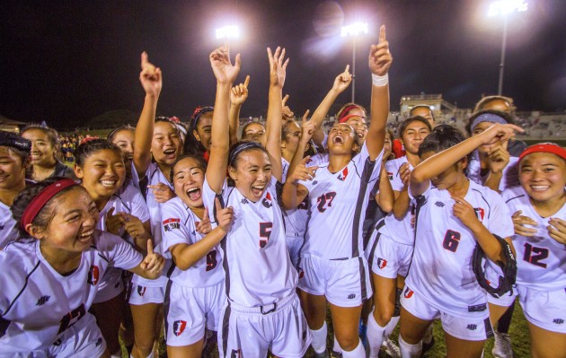 Kylee-Kim Bustillos (5), who scored two goals to lead ‘Iolani past Punahou 2-1, for the girls state soccer title Saturday night, and her teammates had a joyous celebration after the win. Dennis Oda / Honolulu Star-Advertiser.