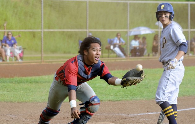 Saint Louis catcher Kai Perreira-Alquiza lunged to make a catch of a pop up. Photo by Bruce Asato/Star-Advertiser.