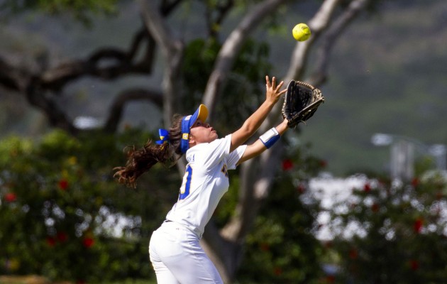 Kaiser's Hoku Kaneaiakala caught a fly ball for an out during the third inning of Thursday's game against Moanalua. Photo by Cindy Ellen Russell/Star-Advertiser