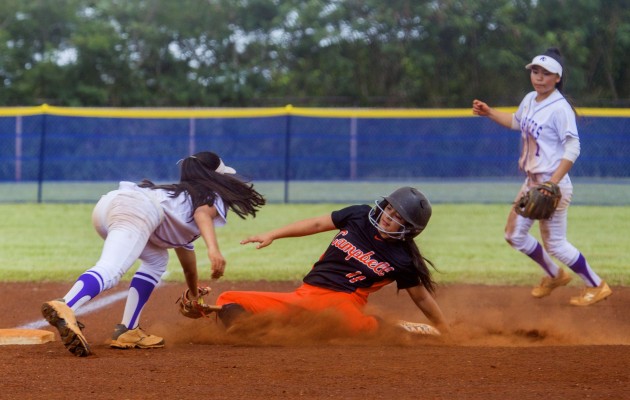 Pearl City's Kylie Tasaki tagged out Campbell’s Trinity Favela at third base in a game in March. Poto by Dennis Oda/Star-Advertiser.