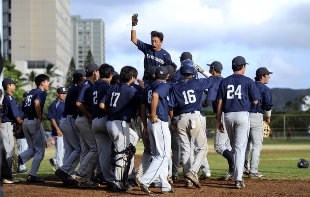 No. 1 Kamehameha celebrated after Kalamaku Kuewa (21) scored the winning run in the bottom of the seventh inning against Saint Louis. Photo by Bruce Asato/Star-Advertiser.